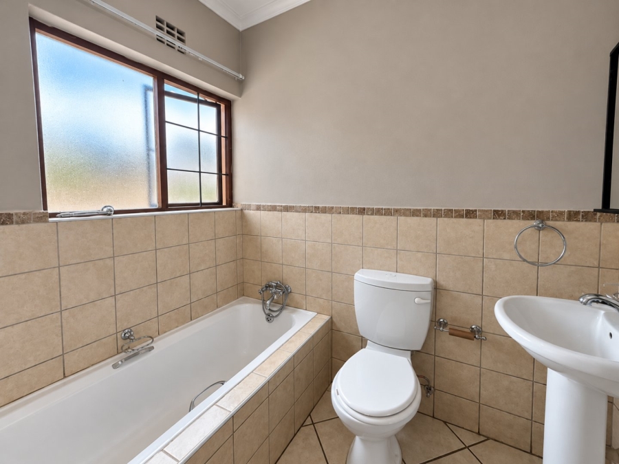 To Let 3 Bedroom Property for Rent in Hillside Free State